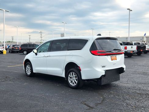 Used 2023 Chrysler Pacifica Touring-L FWD image 25