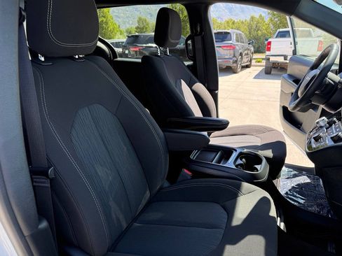 Used 2024 Chrysler Pacifica Touring FWD image 25