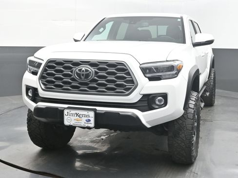 Used 2023 Toyota Tacoma TRD Off-Road AWD/4WD image 4