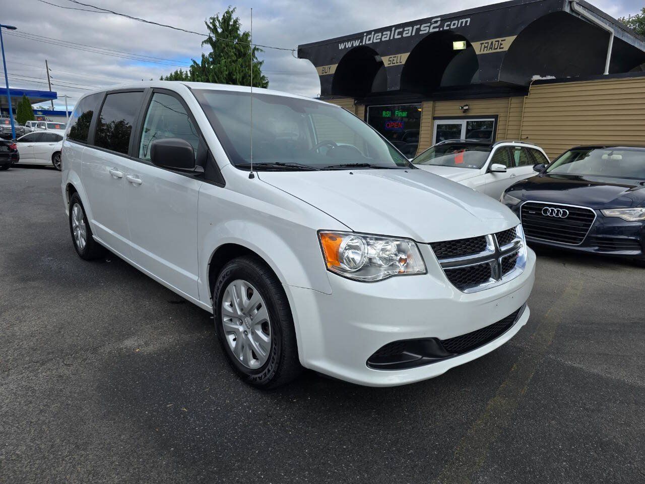Used 2018 Dodge Grand Caravan SE w/ UConnect Hands-Free Group FWD image 1
