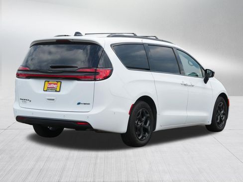 Used 2024 Chrysler Pacifica Premium FWD image 7