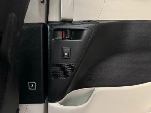 Used 2023 Chrysler Pacifica Limited FWD image 29