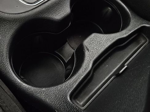 Used 2019 Jeep Cherokee Limited FWD image 16