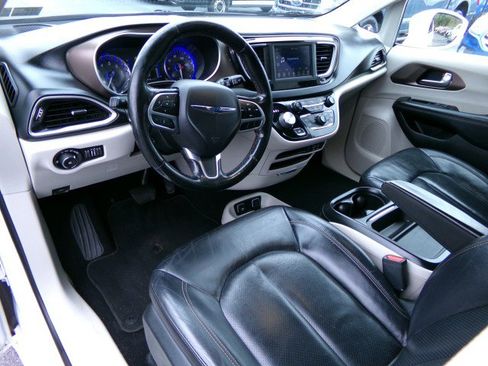 Used 2019 Chrysler Pacifica Touring-L image 14