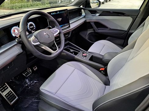 New 2026 Volkswagen Tiguan SE R-Line FWD image 7