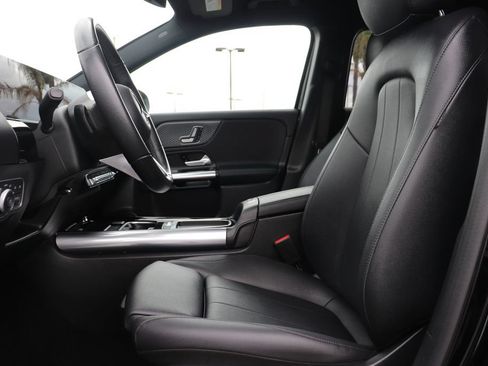 Used 2025 Mercedes-Benz GLA 250 image 12