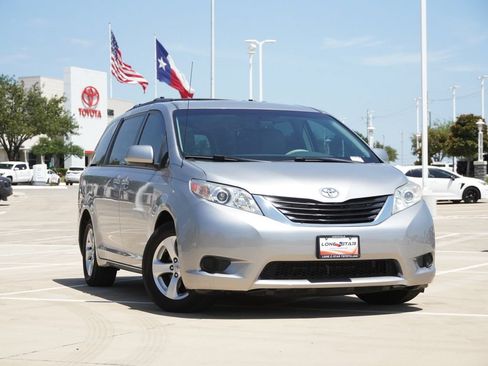 Used 2013 Toyota Sienna LE FWD image 2