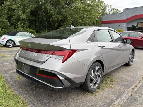 Used 2025 Hyundai Elantra Limited FWD image 3