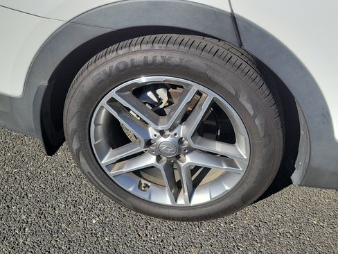 Used 2018 Hyundai Santa Fe SE w/ Cargo Package image 5