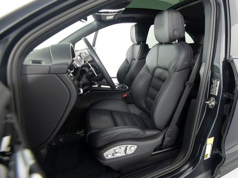 Certified 2026 Porsche Macan AWD/4WD image 5