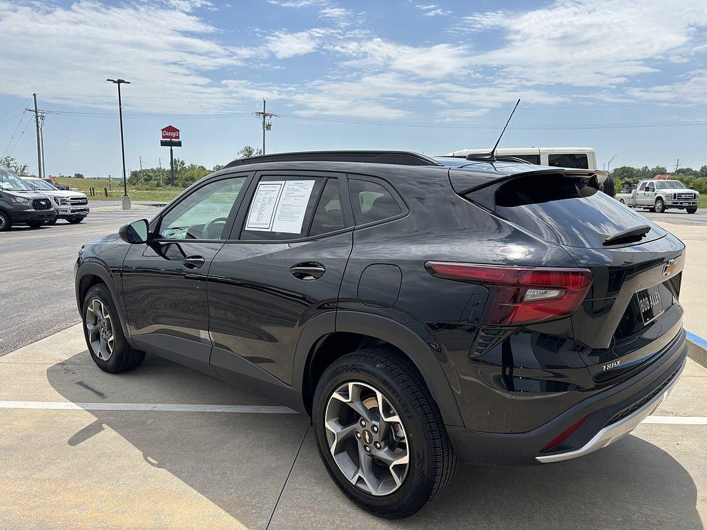 Used 2025 Chevrolet Trax LT FWD image 3