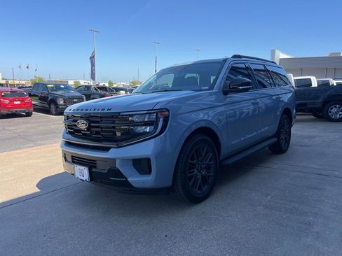 New 2026 Ford Expedition Platinum w/ Stealth Appearance Package image 4