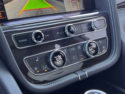 Used 2021 Bentley Bentayga Plug-In Hybrid AWD/4WD image 33