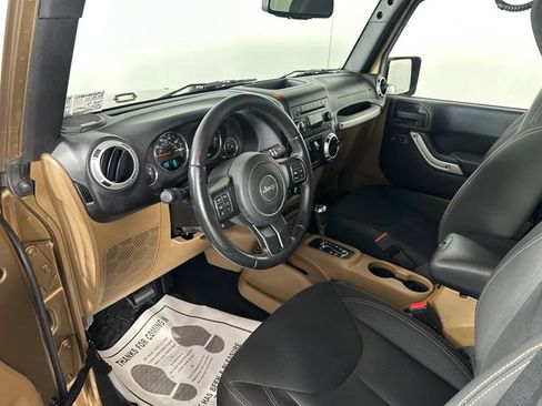 Used 2015 Jeep Wrangler Unlimited Sahara w/ Connectivity Group AWD/4WD image 19