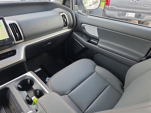 New 2025 Ford Expedition Active image 17