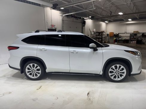 Used 2023 Toyota Highlander L image 3