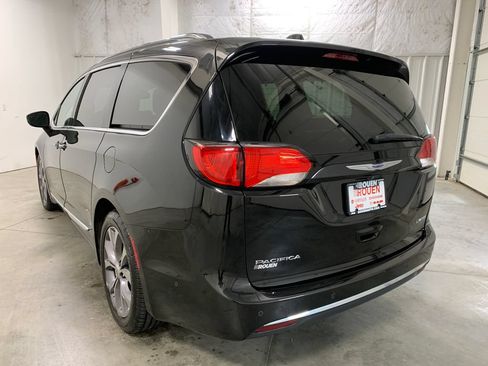 Used 2020 Chrysler Pacifica Limited w/ Tire & Wheel Group FWD image 5