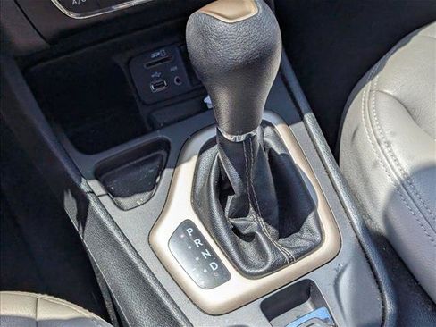 Used 2018 Jeep Cherokee Latitude FWD image 12
