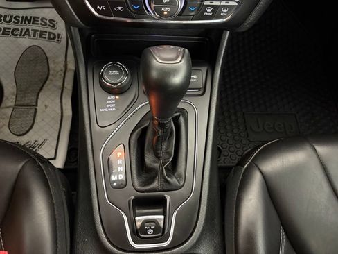 Used 2019 Jeep Cherokee Latitude Plus w/ Comfort/Convenience Group AWD/4WD image 29