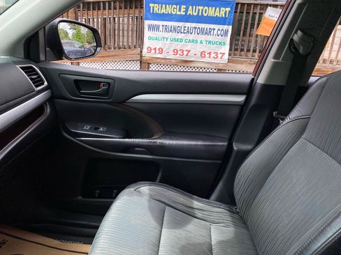 Used 2019 Toyota Highlander Plus FWD image 13