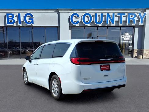 Used 2024 Chrysler Pacifica Touring-L FWD image 2