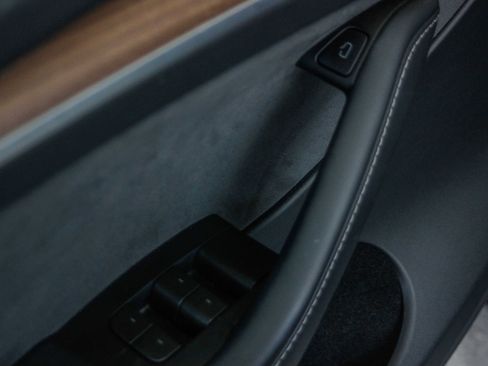 Used 2024 Tesla Model Y Performance image 23