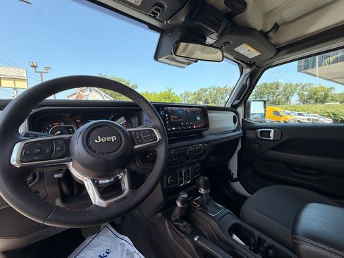 Used 2025 Jeep Wrangler Unlimited Sahara AWD/4WD image 13