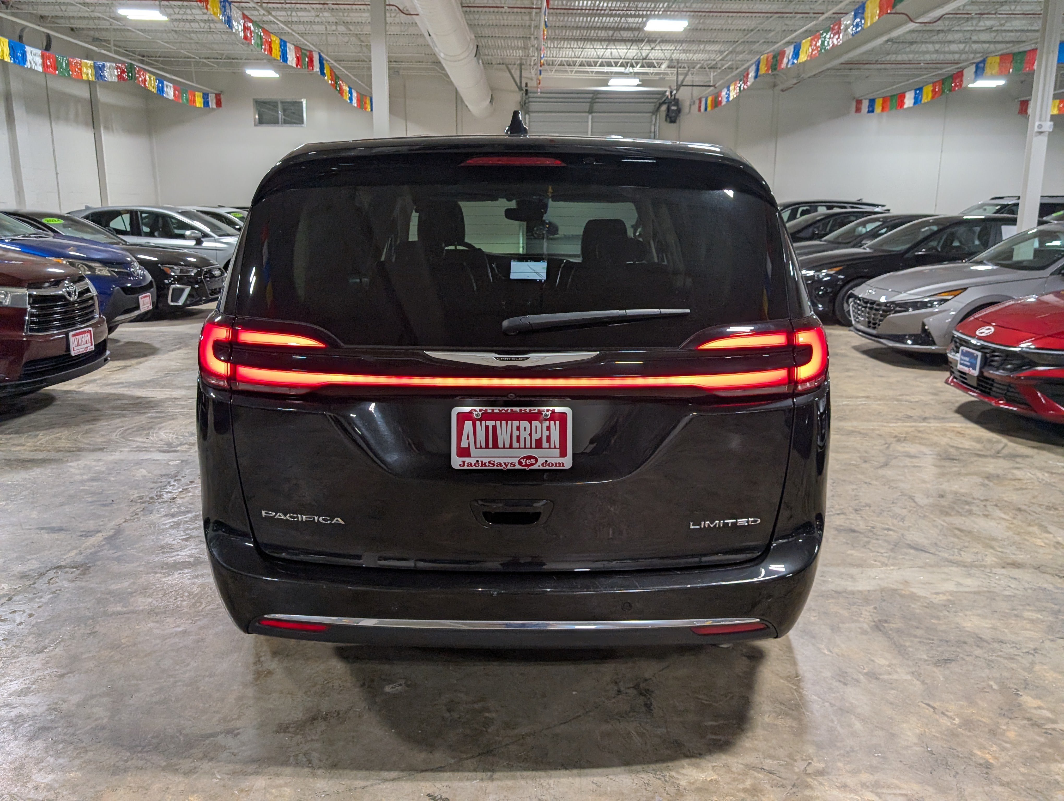 Used 2024 Chrysler Pacifica Limited FWD image 4