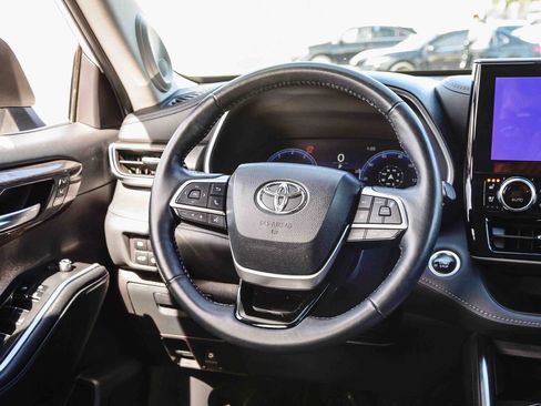 Used 2024 Toyota Highlander Limited image 17