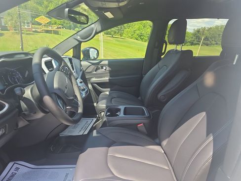 New 2025 Chrysler Voyager LX FWD image 10