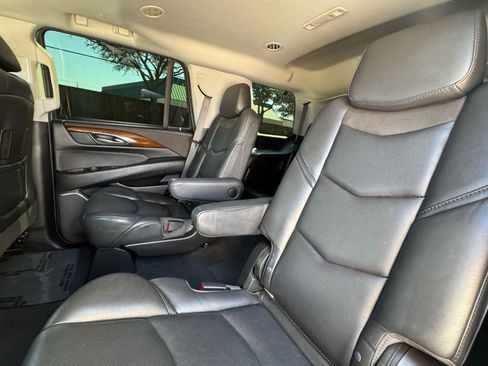 Used 2018 Cadillac Escalade Luxury image 35