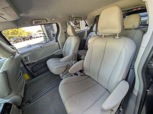 Used 2012 Toyota Sienna Limited image 19
