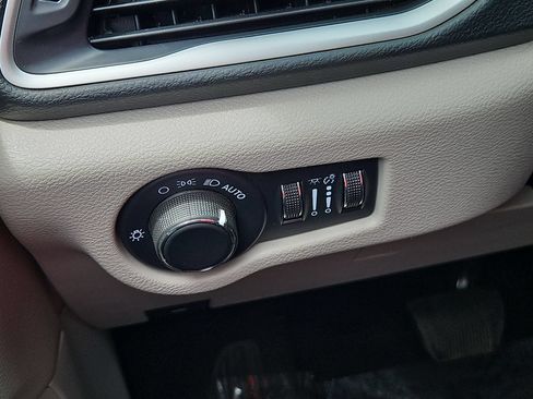 Used 2023 Chrysler Voyager LX FWD image 15