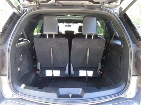 Used 2018 Ford Explorer XLT w/ Equipment Group 202A AWD/4WD image 18