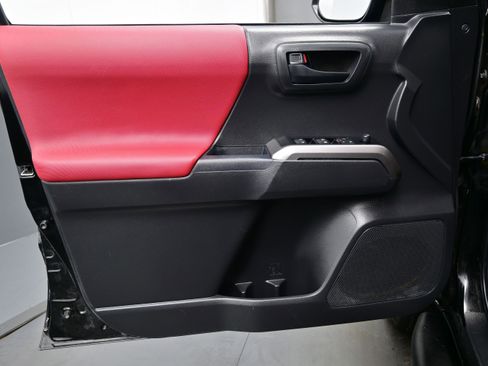 Used 2023 Toyota Tacoma SR5 w/ Black Out Package (TMS) AWD/4WD image 9