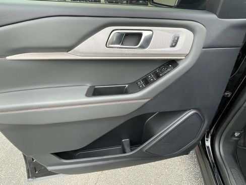 Used 2025 Ford Explorer Active image 18