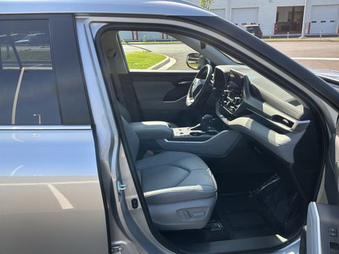 Used 2025 Toyota Highlander XLE AWD/4WD image 34