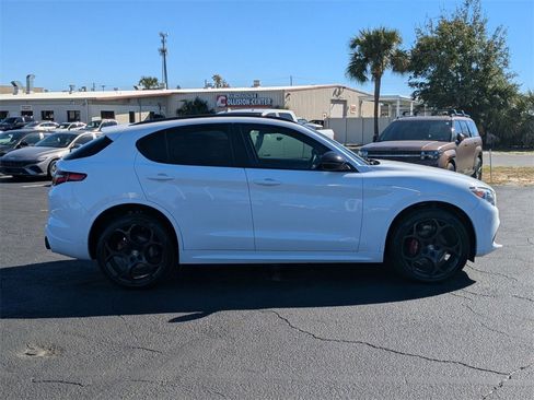 Used 2023 Alfa Romeo Stelvio Veloce image 4