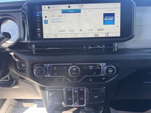 Used 2025 Jeep Gladiator Sport image 6