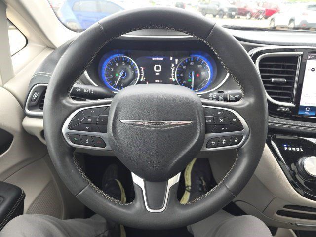 Certified 2022 Chrysler Pacifica Touring-L AWD/4WD image 19
