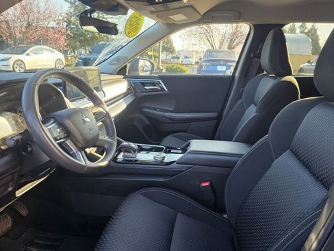 Used 2025 Mitsubishi Outlander ES image 24