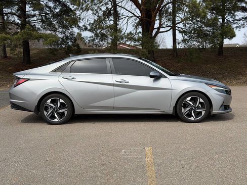 Used 2022 Hyundai Elantra Limited w/ Preferred Accessory Package image 2