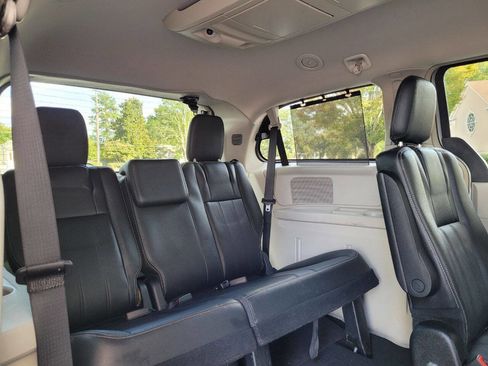 Used 2014 Chrysler Town & Country Touring-L w/ Driver Convenience Group image 9