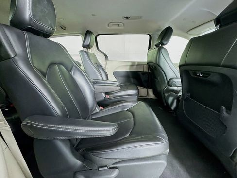 Used 2023 Chrysler Pacifica Touring-L image 35