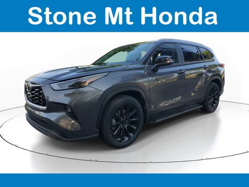 Used 2023 Toyota Highlander XLE FWD image 3