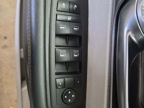 Used 2023 Chrysler Pacifica Touring-L FWD image 18