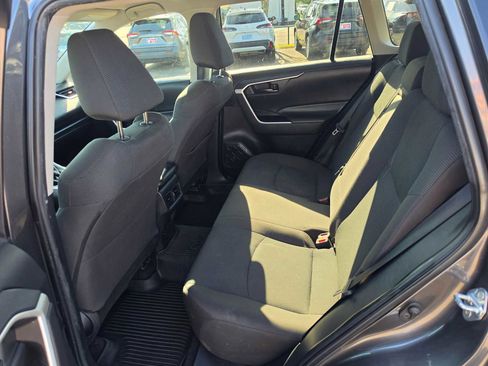 Used 2022 Toyota RAV4 LE AWD/4WD image 16