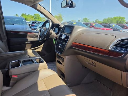 Used 2012 Chrysler Town & Country Touring-L w/ Entertainment Group #2 FWD image 26