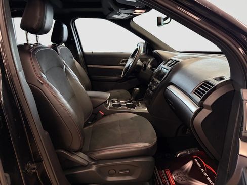 Used 2019 Ford Explorer XLT w/ Equipment Group 202A AWD/4WD image 22