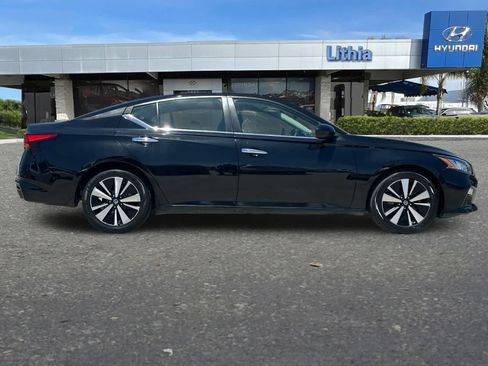 Used 2022 Nissan Altima 2.5 SV FWD image 9